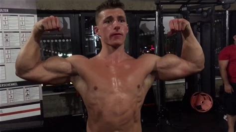 17 Years Old Bodybuilder Bizeps Trainingstipps Wettkampf Posing