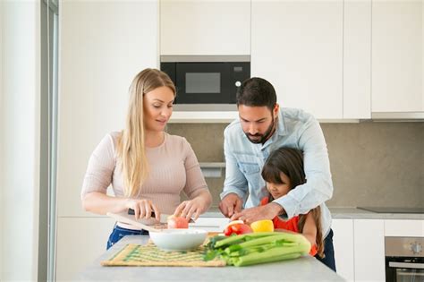 Mama Und Papa Bringen Kind Das Kochen Bei Junges Paar Und Ihr Mädchen