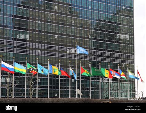 Sede De Las Naciones Unidas Banderas De Los Estados Miembros En Orden