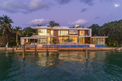 Architect Kobi Karp Designs Stunning Miami Beach Waterfront Estate