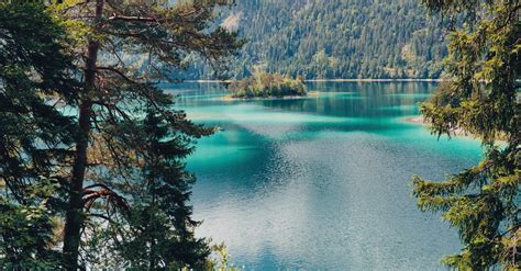 Turquoise Mountain Lake · Free Stock Photo