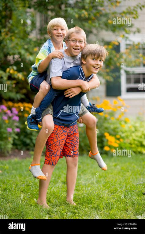 Drei Jungen Spielen Im Garten Huckepack Stockfotografie Alamy