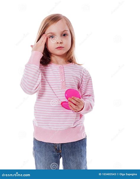 Расстроенная девушка смотря в зеркале Стоковое Изображение изображение насчитывающей смотреть