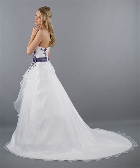 Durch die aus­ge­stell­te form er­in­nert der schnitt. Brautkleid "Leona" ★ schulterfrei ★ mit lila Blumen ...