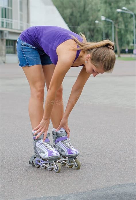 Jovem Mulher Em Patins De Rolo Imagem De Stock Imagem De Lifestyle