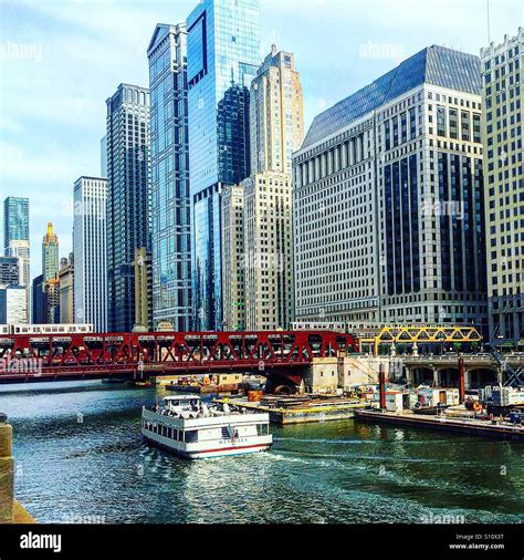 Chicago River With Chicago Skyline Stock Photo Alamy