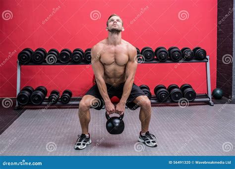 Uomo Muscolare Che Solleva Un Kettlebell Fotografia Stock Immagine Di