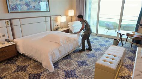 Housekeeping Tips How To Make The Perfect Hotel Bed Youtube