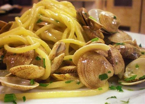 Spaghetti alle vongole (pronounced spaˈɡetti alle ˈvoŋɡole), italian for spaghetti with clams, is a dish that is very popular throughout italy, especially in campania. Spaghetti alle vongole - Liguria Nautica