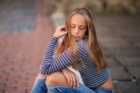 Jeunes Poses Adolescentes Au Photographe Fille Blonde Dans Les Jeans Et