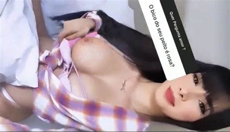 Juliana Bonde passando a mão na buceta e nos peitos Porno Amador