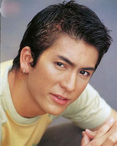 2504) เป็นนักแสดง เริ่มเป็นที่รู้จัก จากภาพยนตร์เรื่อง กลิ่นสีและกาวแป้ง (2531) จบ. เฮียติ๊ก ตอนอายุ 18 - Pantip