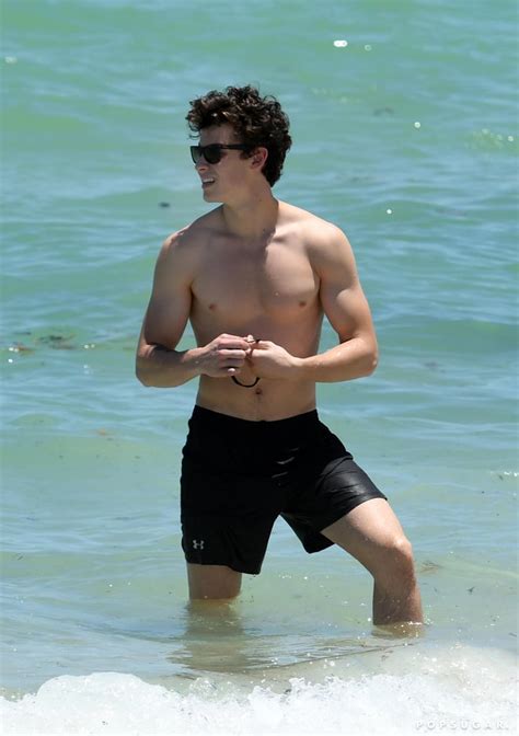 Shawn Mendes Hits The Beach Shirtless And There S Nothing Holding Him Back