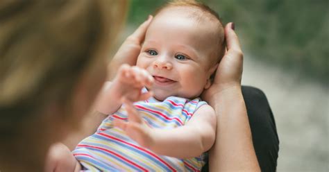 Un mes (del latín mensis) es cada uno de los doce períodos de tiempo, de entre 28 y 31 días, en que se divide el año. Bebé de tres meses. Desarrollo del bebé mes a mes