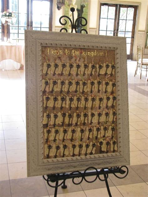 Classic round place card holder. Pin on Wedding Favors