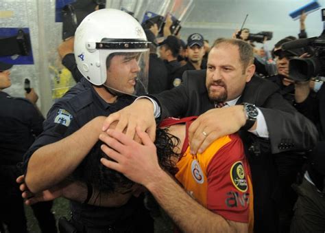 Football Turquie Galatasaray Champion Un Mort Par Balle Perdue