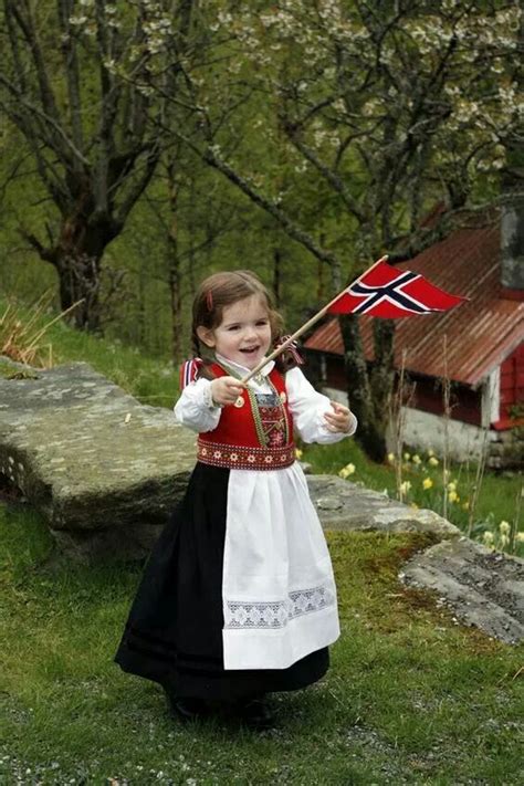 Norwegen bunad tracht kleidung, braut, brautkrone, braut, bunad png. Child's Bunad | Norwegen, Kind photo, Thinking day