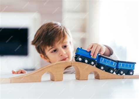 Niño Jugando Con Tren De Juguete Foto Gratis