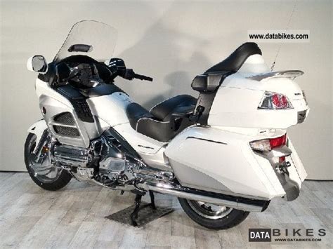 2012 honda goldwing gl1800 picturewith the revised bodywork for increased protection of the lower body of the wind, new seat materials and ipod ® connectivity, you can enjoy your adventure even more. 2011 Honda GL 1800/2012 Goldwing