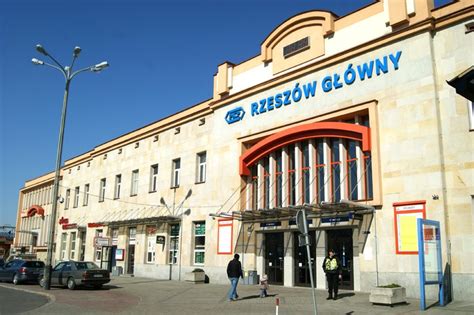 Przedstawiam dwa składy tlk na stacji rzeszów główny. Dworzec i stacja Rzeszów Główny przejdą kompleksową ...