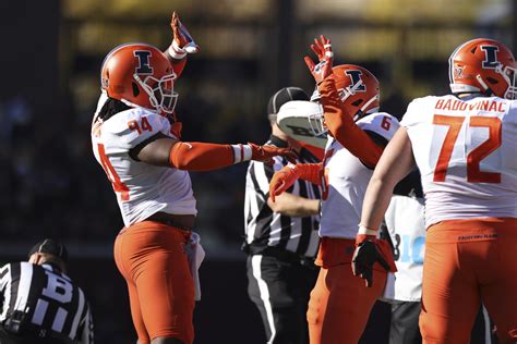 Defense dominates for Illinois in 14-6 win at Minnesota | AP News