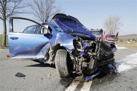 Vw Fahrer Bei Unfall Auf B 95 Schwer Verletzt News Aus