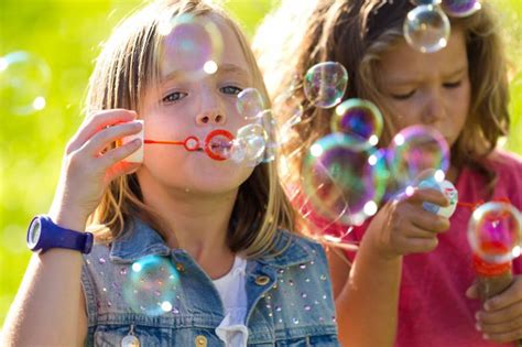 Dos Niñas Jugando Con Burbujas Agencia De Empleadas De Hogar Y