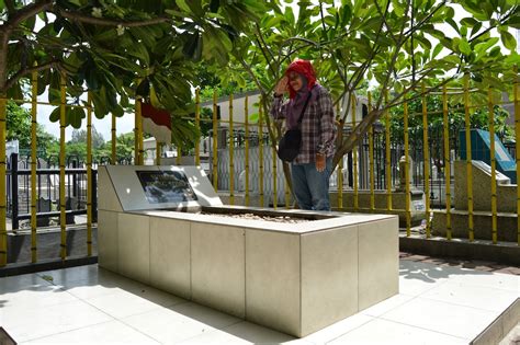 Surabaya Heritage Makam Bung Tomo Kali Mas Dan Monumen Kapal Selam