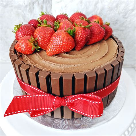 Chocolate Kit Kat Cake With Strawberries This Icing Has So Much