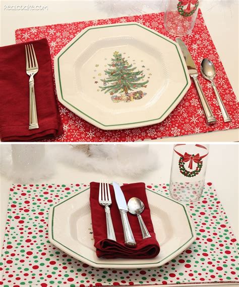 Use plastic canvas and yarn to make a christmas placemat. How to make Reversible Christmas placemats - Tutorial