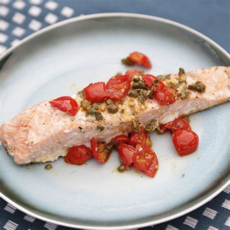 This garlic butter salmon in foil is the best salmon recipe to make for your busy weeknights. Salmon with Tomatoes and Capers in Foil | Recipe in 2020 ...
