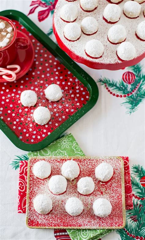 Whether it's snickerdoodles, butter cookies, sugar cookies and more, you can't go wrong with these mexican wedding cookies are so simple and take only 5 ingredients to make! Grinch Christmas Cookies - Aileen Cooks
