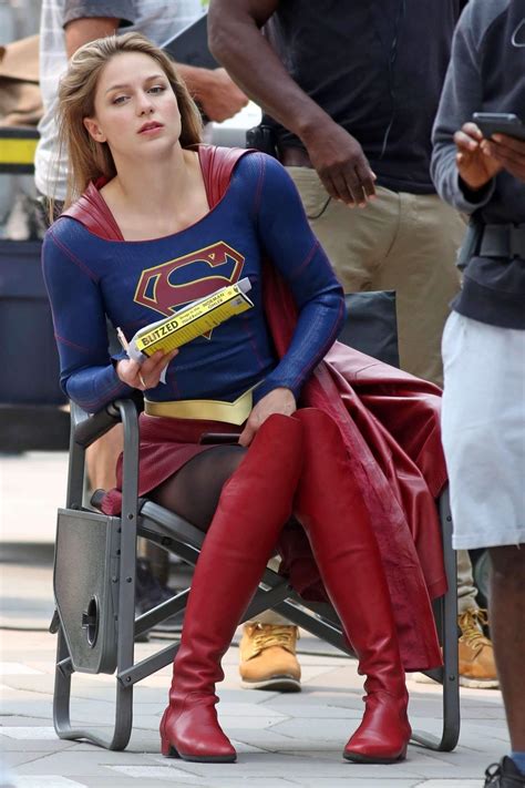 Melissa Benoist On The Set Of ‘ Supergirl 「スーパーガール」シーズン4 の撮影の合い間の