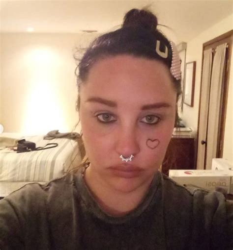 Amanda Bynes Resurfaces On Social Media With Bizarre Selfies And Photos