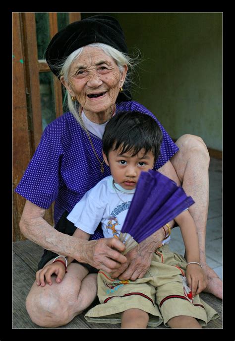 Vietnam la grand mère et l enfant Claude Gourlay Flickr