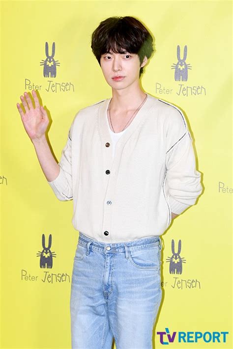 쌍꺼풀 수술도 자리를 잡고 붓기가 빠졌을 때 정규 3집 앨범으로 컴백 하였는데 그야말로 외모가 물 올랐다. T포토 안재현 '리즈시절 되찾은 미모'