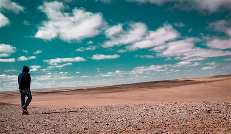 Desert Alone Pictures Download Free Images On Unsplash