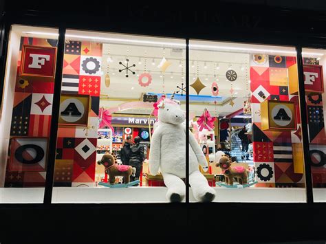 15 Retail Window Display Ideas To Attract Potential Customers 2022