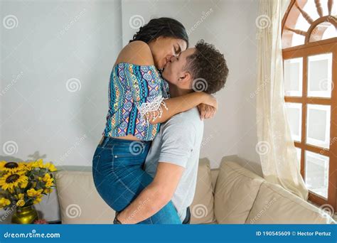 Homem Levantando E Beijando Sua Esposa Imagem De Stock Imagem De Sorrir Bonito