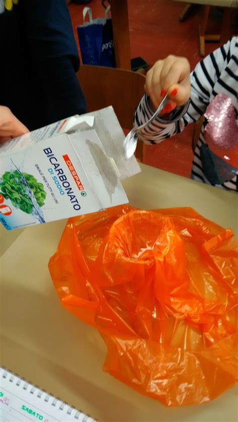 Esperimenti di chimica per bambini da fare in casa il tuo bambino potrebbe essere la prossima rosalind franklin e dmitri mendeleev. ESPERIMENTO: Riproduzione del vulcano che erutta.. 1 ...