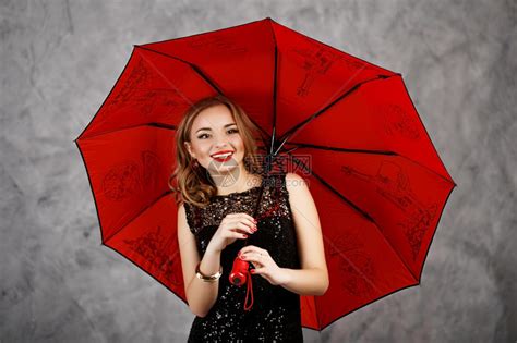 晚上美丽身着黑色晚礼服和红伞式雨的年轻姑娘身着红色伞式雨的年轻女士人们高清图片下载 正版图片307975030 摄图网