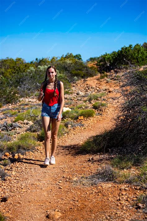 Süßes Gebräuntes Mädchen In Kurzen Shorts Das Durch Eine Schlucht Im Cape Range Nationalpark Im