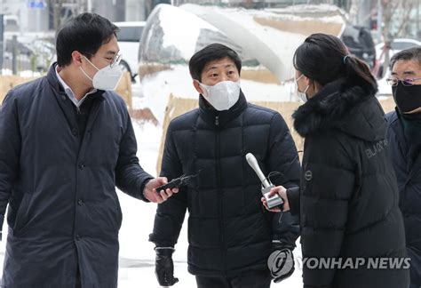 자유북한운동연합(대표 박상학)은 6명의 회원들이 22일(월요일) 밤 11∼12시경 파주시 월롱면 덕은리에서 대북전단을 기습 살포했다고 밝혔다. 법정 향하는 자유북한운동연합 박상학 대표 | 연합뉴스