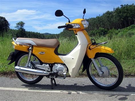The compression ratio was also bumped from 9.3:1 to 10:1. File:Honda Dream 110i Super Cub ND110M 2014 Right.JPG ...
