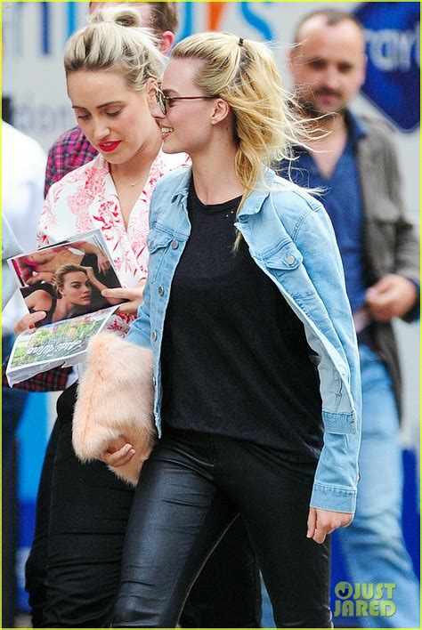 Photo Margot Robbie Hangs With Amber Heard After Divorce Settlement 04