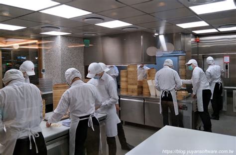 Jun 11, 2020 · 只要外送人員嚼檳榔或大聲叫囂開罵，鼎泰豐櫃台人員將立即回饋給平台，以後就無法接鼎泰豐訂單。 楊紀華又在巡店時，發現5、6個外送人員擠在新生店櫃台前，爭先恐後地詢問訂單狀況，擋住用餐客人的動線，當場致電要求張耀騰想辦法。 食記 鼎泰豐新生店，大安森林公園西北側，2020年初開幕的旗艦店 - LARRY的午茶時光@雨燕網路資訊