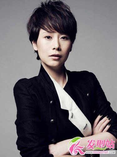 Luo became known for his role as the younger counterpart of the male protagonist he yichen in the hit romance. 绝色美女都短发 看王菲刘嘉玲性感挑战小S-女生短发-发型站_最新流行发型设计发型图片与美发造型门户网