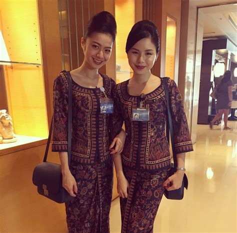 Fulfill the minimum height requirement of at least 1.58m for females and 1.65m for males in order to carry out safety and emergency procedures onboard; 【Singapore】 Singapore Airlines cabin crew / シンガポール航空 客室乗務員 ...