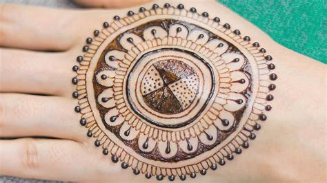 Tikki mehndi design is the origin of all the mehndi designs. Gol Tikki Mehndi Designs For Back Hand Images : Simple ...