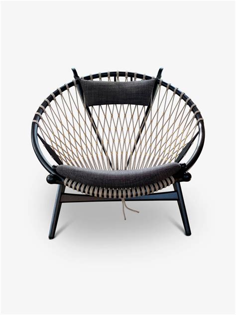 This simple red and white circle chair has a simple design that is perfect for a casual yet modern living space. Hans Wegner Circle Chair with Black Frame and Black ...